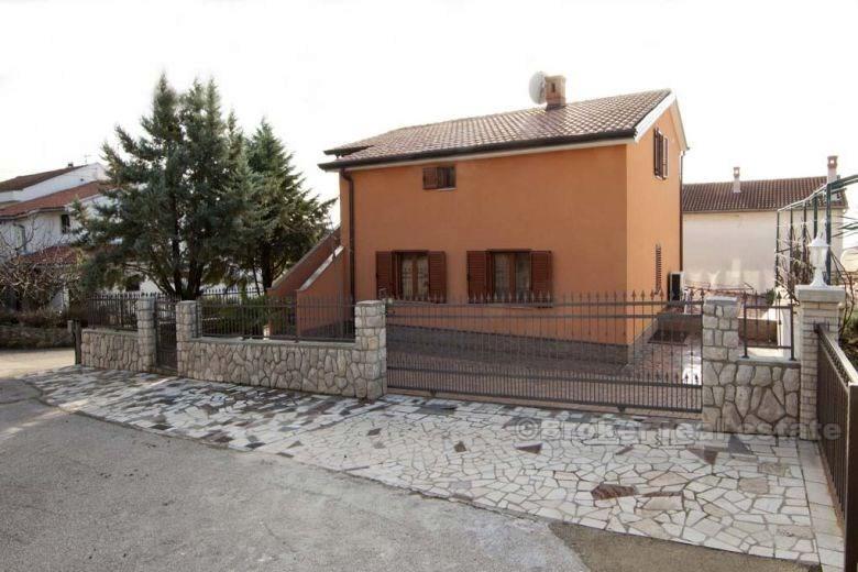 Casa di tre piani con vista mare