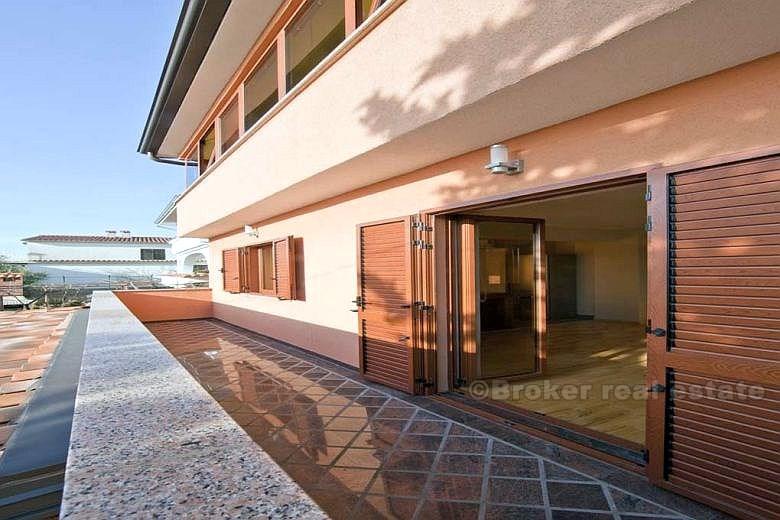 Casa di tre piani con vista mare