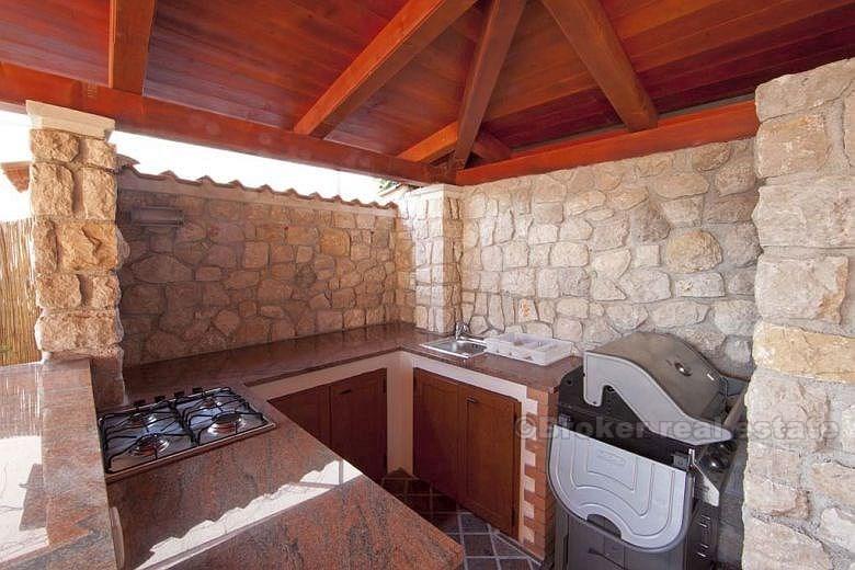 Casa di tre piani con vista mare