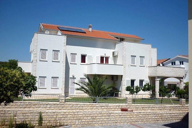 Haus mit 5 Wohnungen und Pool
