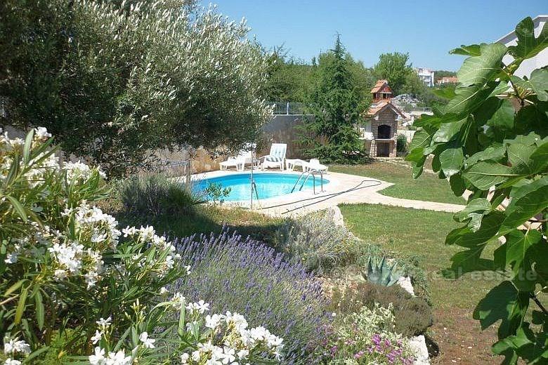 Haus mit 5 Wohnungen und Pool
