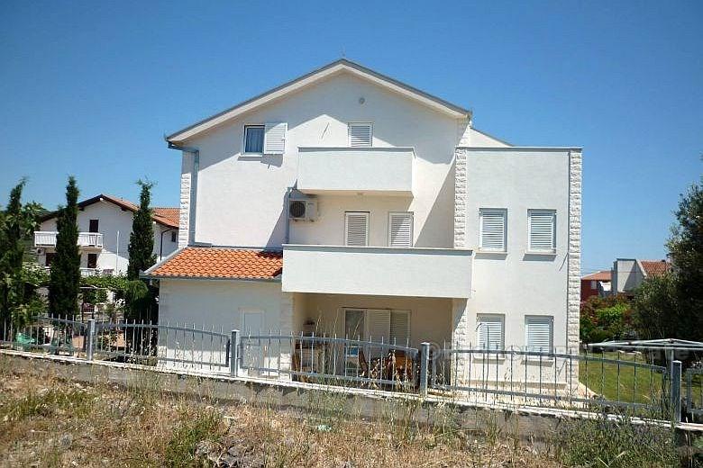 Haus mit 5 Wohnungen und Pool