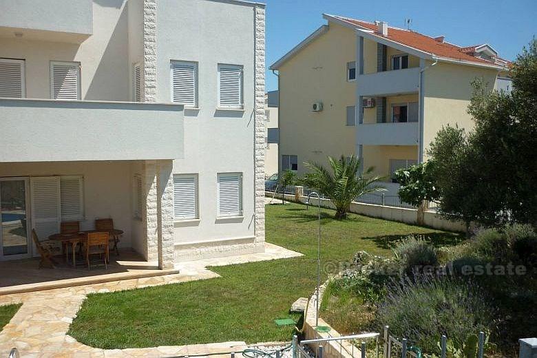 Haus mit 5 Wohnungen und Pool