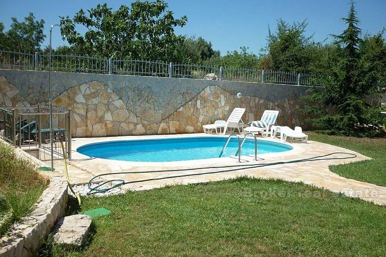 Haus mit 5 Wohnungen und Pool
