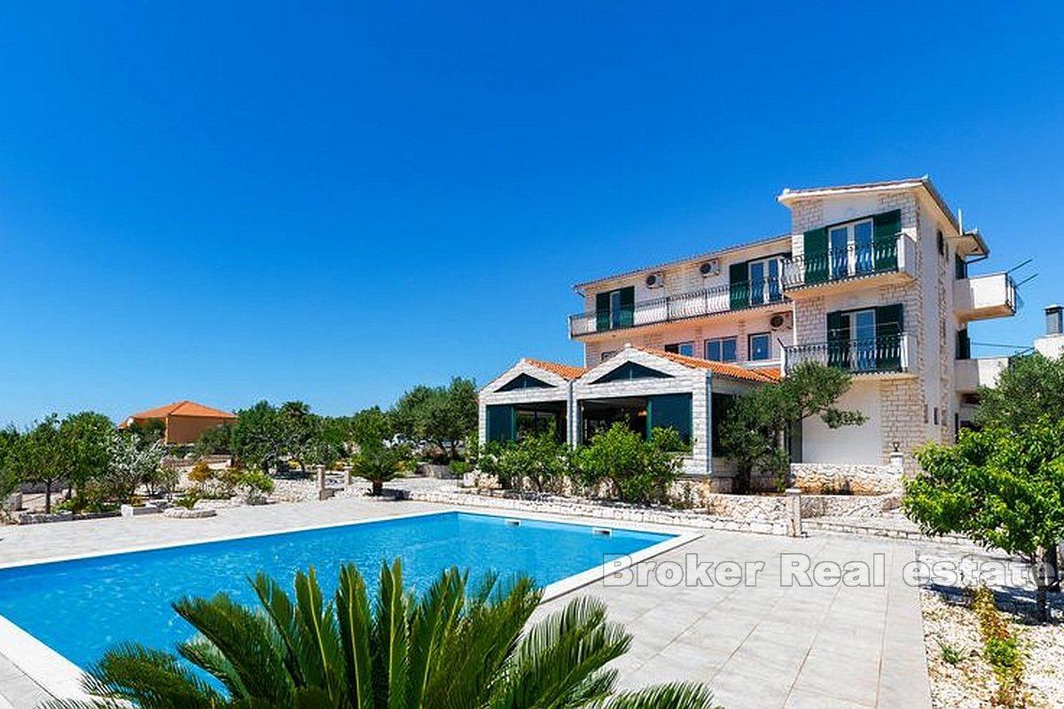 Haus mit Pool und Meerblick