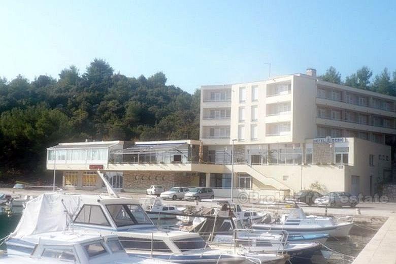 Hotel v centru města, s výhledem na moře, na prodej