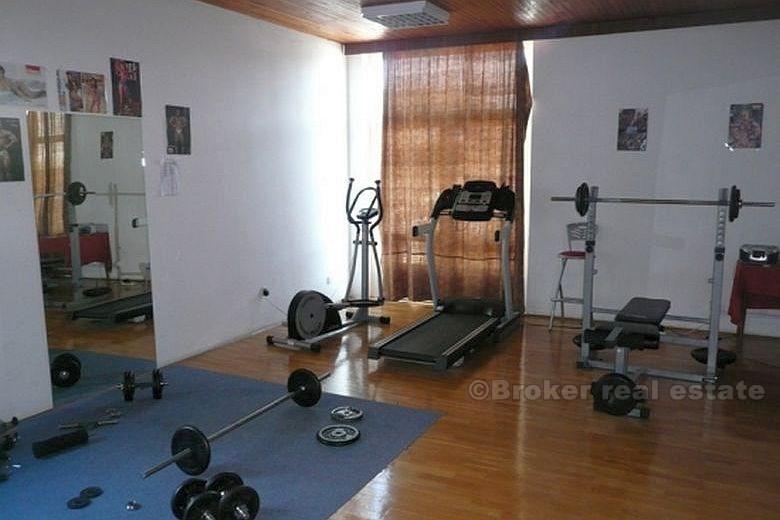 Hotel v centru města, s výhledem na moře, na prodej