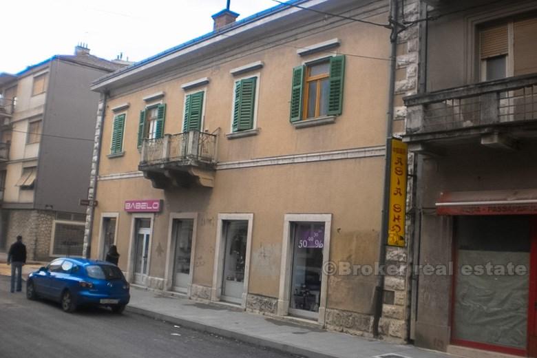 Velký dům ideální pro hostel nebo hotel, na prodej