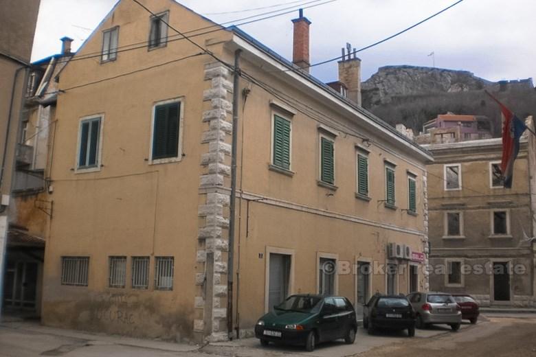 Velký dům ideální pro hostel nebo hotel, na prodej
