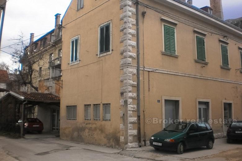 Velký dům ideální pro hostel nebo hotel, na prodej