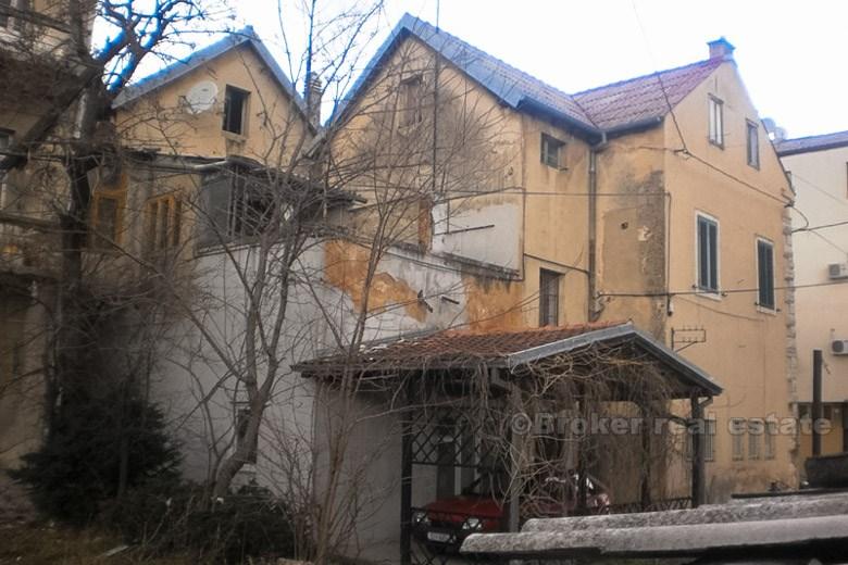 Velký dům ideální pro hostel nebo hotel, na prodej