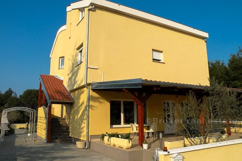Hus / Villa / Mindre hotell med basseng og havutsikt, til salgs