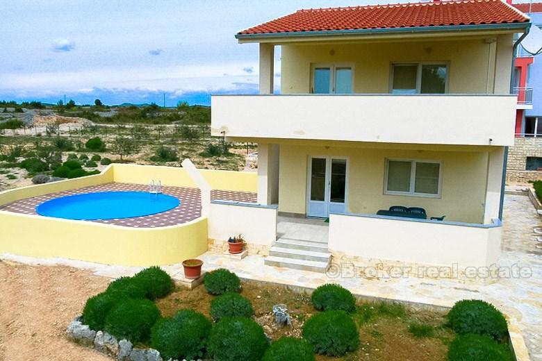 Kuća / Vila s dva odvojena apartmana, na prodaju