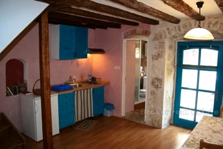 Et gammelt steinhus i sentrum, til salgs