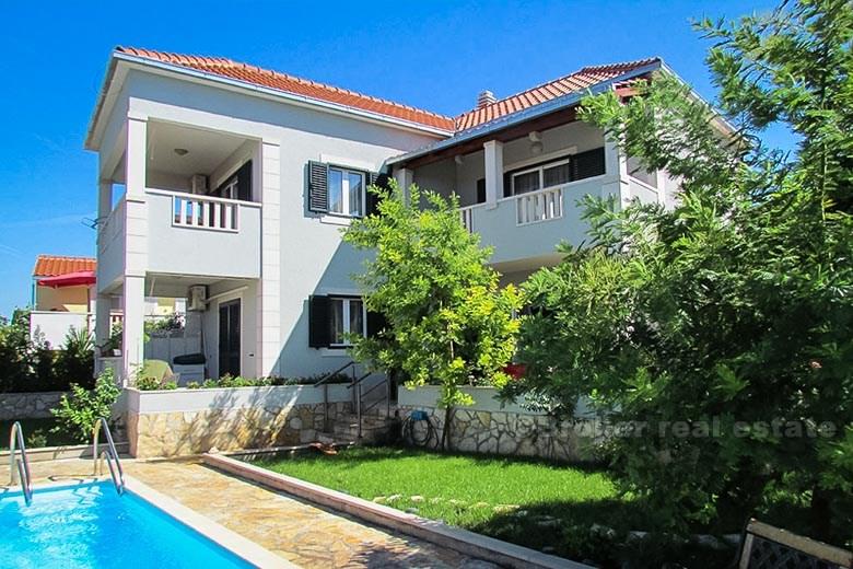 Novoizgrađena kuća s bazenom i pogledom na more, za najam