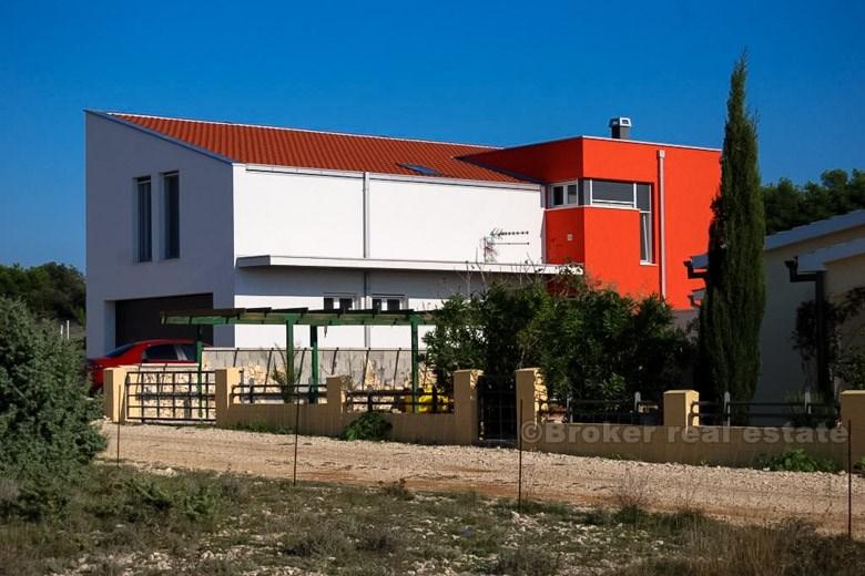 Villa récente récemment construite avec piscine, à louer