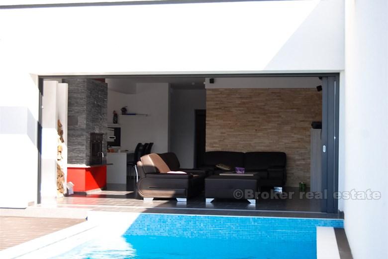 Villa récente récemment construite avec piscine, à louer