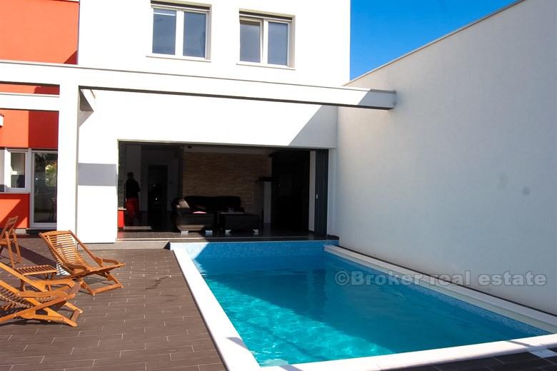 Villa récente récemment construite avec piscine, à louer
