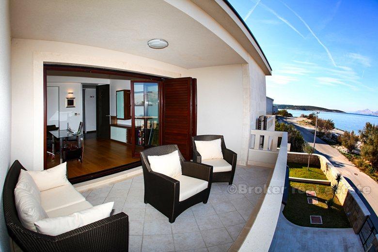 Maison / villa, première rangée de la mer dans un petit village