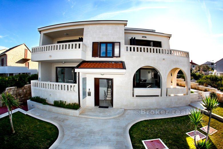 Maison / villa, première rangée de la mer dans un petit village