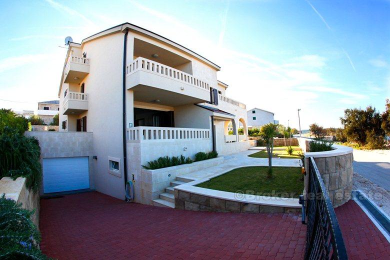Maison / villa, première rangée de la mer dans un petit village