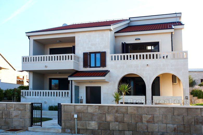 Maison / villa, première rangée de la mer dans un petit village