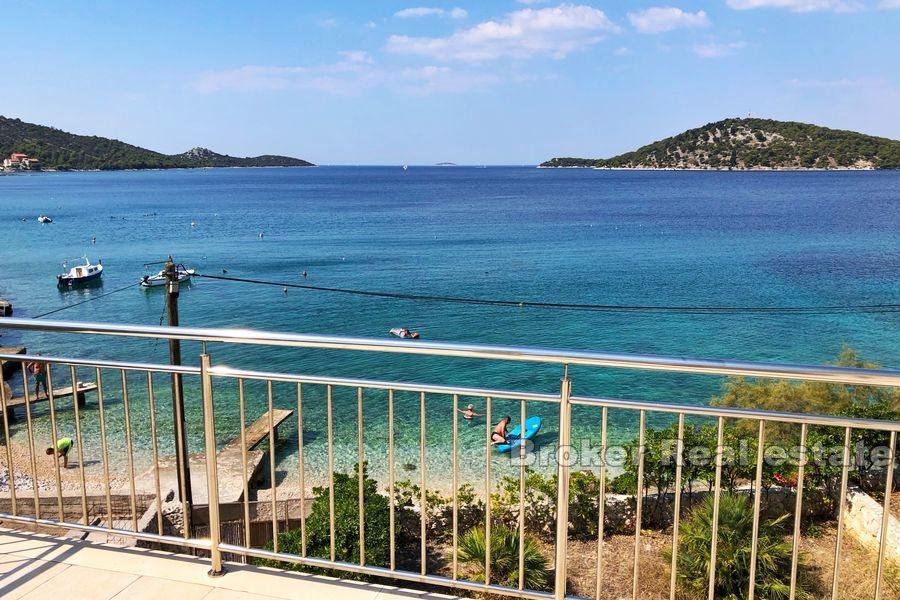 Belle maison de vacances, première rangée de la mer