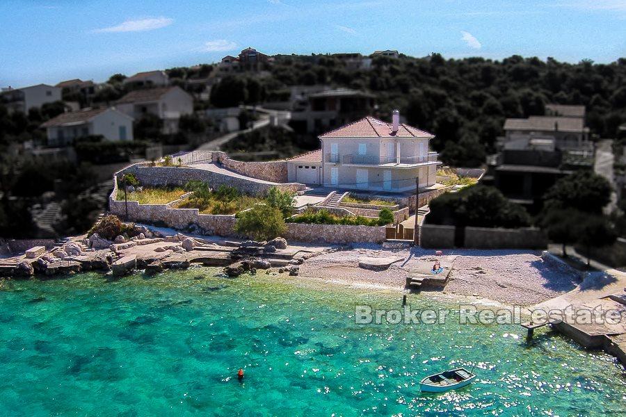 Belle maison de vacances, première rangée de la mer
