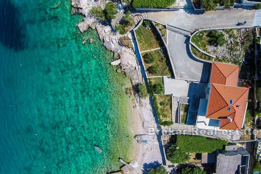 Belle maison de vacances, première rangée de la mer