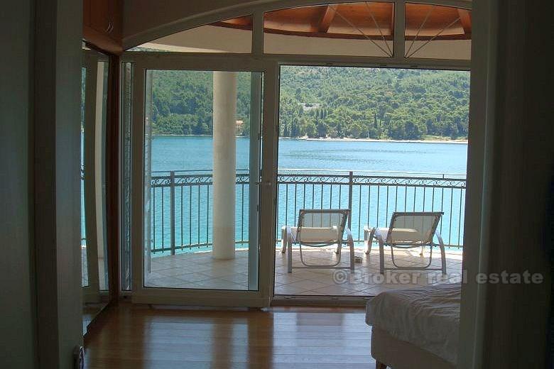 Maison / Villa au bord de la mer, entourée de verdure et de fleurs, à vendre