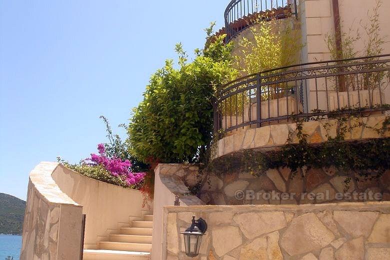 Maison / Villa au bord de la mer, entourée de verdure et de fleurs, à vendre