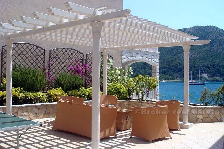 Maison / Villa au bord de la mer, entourée de verdure et de fleurs, à vendre