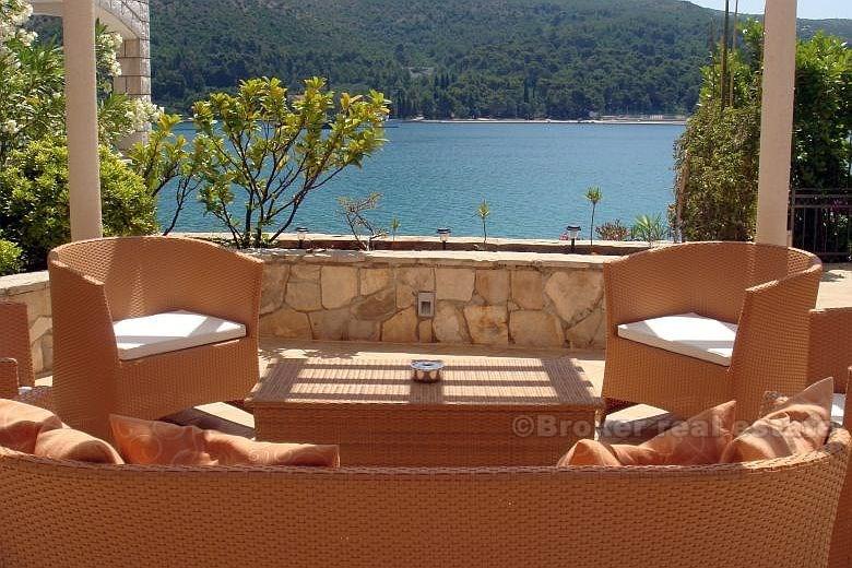 Maison / Villa au bord de la mer, entourée de verdure et de fleurs, à vendre