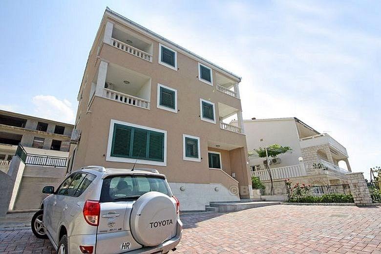 Fullt möblerad och utrustad ny bostadsfastighet, till salu