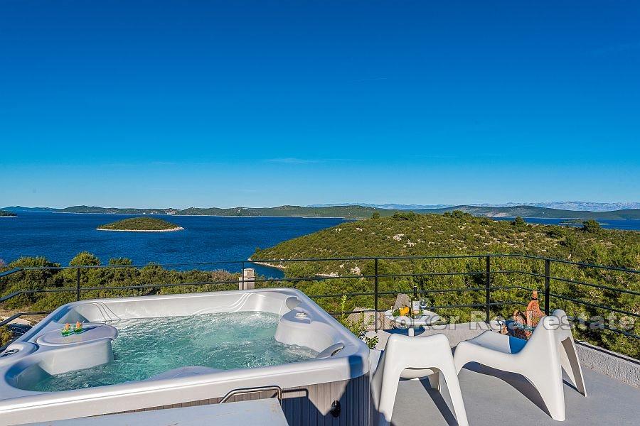 Casa con piscina e vista mare