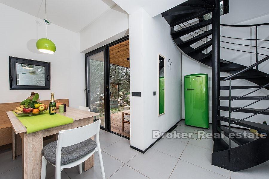 Casa con piscina e vista mare