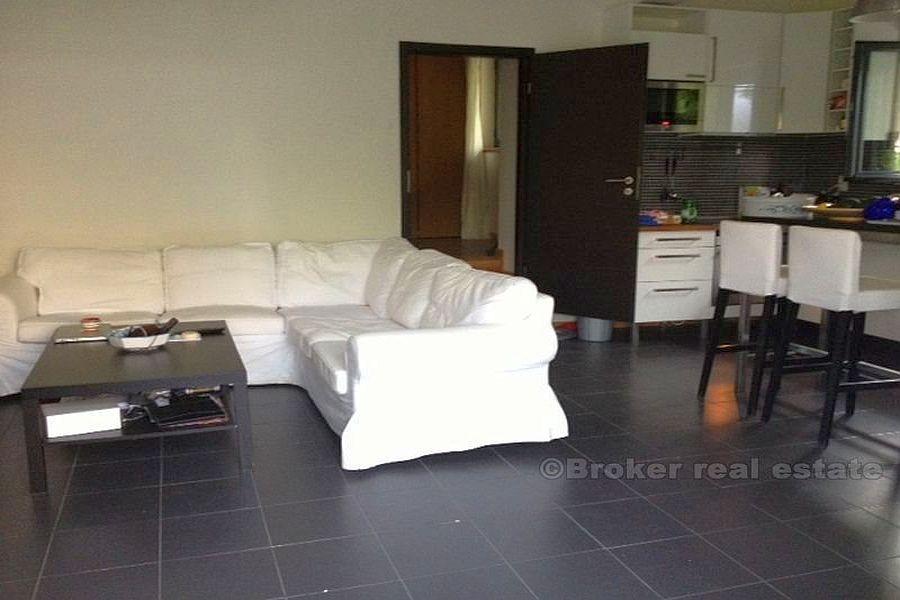 Apartmán v moderní vile, 50 metrů od moře, k prodeji