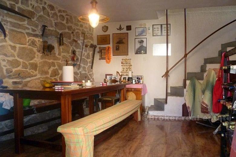 Une ancienne maison en pierre sur un endroit attrayant, à vendre