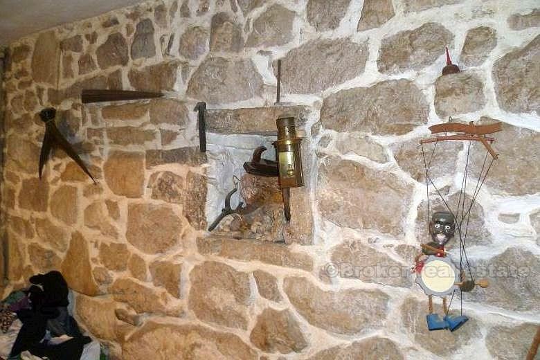 Une ancienne maison en pierre sur un endroit attrayant, à vendre