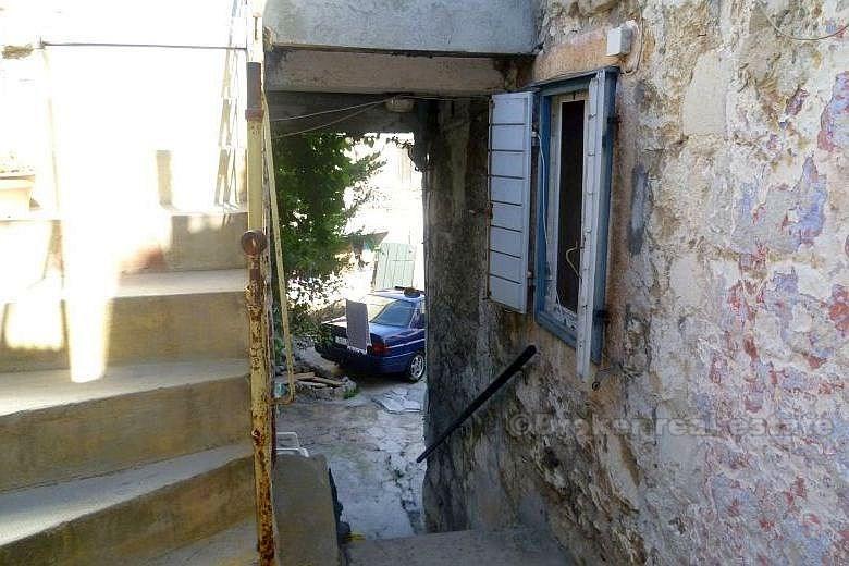 Une ancienne maison en pierre sur un endroit attrayant, à vendre