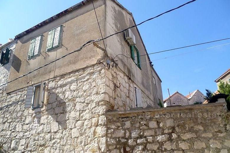 Une ancienne maison en pierre sur un endroit attrayant, à vendre
