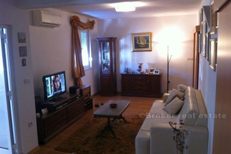 Dvosoban stan na 2. katu stambene zgrade