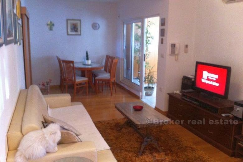 Två sovrum på 2: a våningen i en bostadsbyggnad
