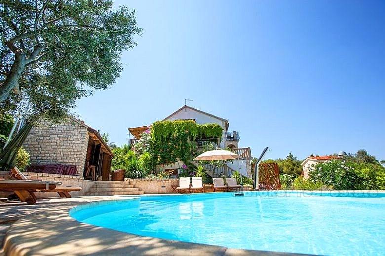 Casa / villa circondata da boschi di pini, con una splendida vista sul mare, in affitto
