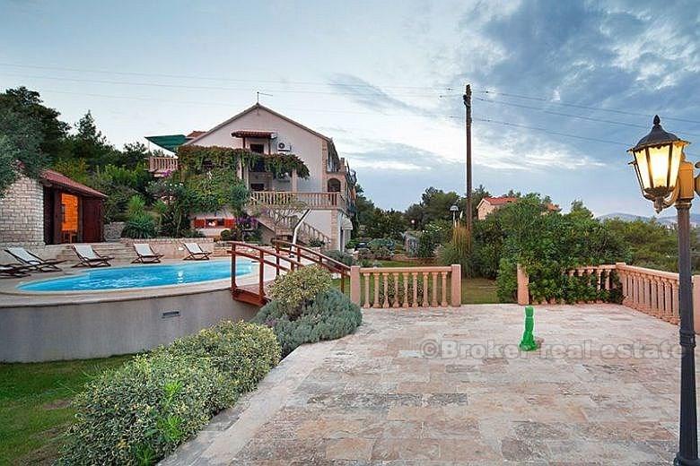 Casa / villa circondata da boschi di pini, con una splendida vista sul mare, in affitto