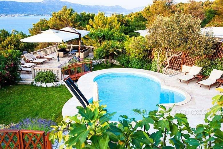 Casa / villa circondata da boschi di pini, con una splendida vista sul mare, in affitto