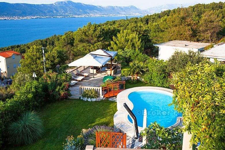 Casa / villa circondata da boschi di pini, con una splendida vista sul mare, in affitto