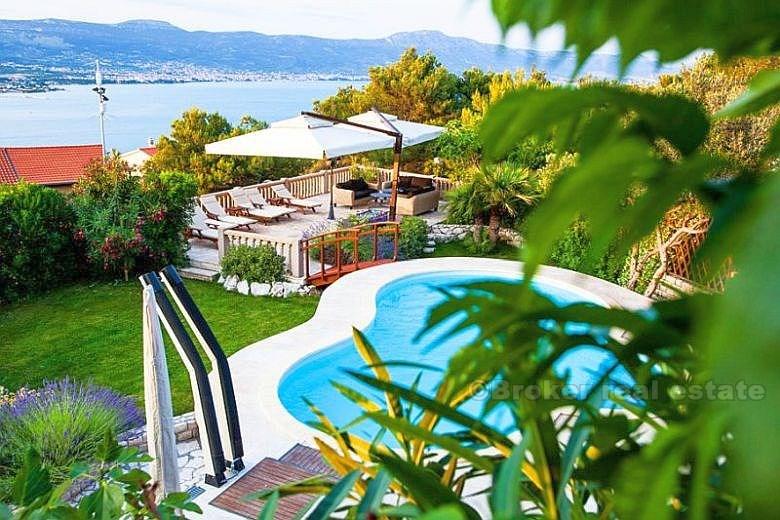 Casa / villa circondata da boschi di pini, con una splendida vista sul mare, in affitto