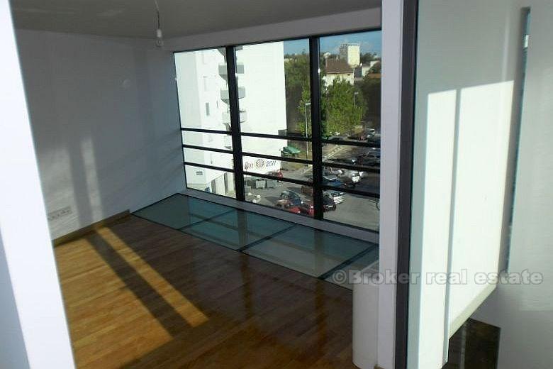 Duplex-Penthouse mit hochwertigen Materialien