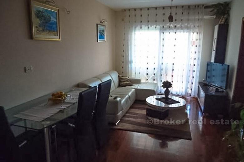 Moderne Wohnung mit zwei Schlafzimmern, mit Blick auf das Meer